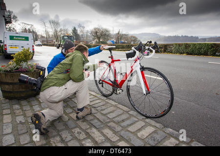 Windermere, Cumbria, Royaume-Uni. 10 Février, 2014. Davina McCall secours Sport défi JOUR 3 Davina - Au-delà de Point de rupture commence la journée à nager dans le lac Windermere à l'atterrissage à l'Low Wood Bay Marina, sur le lac Windermere, Parc National de Lake District Davina McCall est en marche, la natation et la randonnée de plus de 500 milles, de Paris à Londres, en sept jours seulement pour le sport relie Collection Crédit : Shoosmith/Alamy Live News Banque D'Images