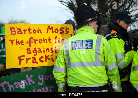 Barton Moss, Manchester, Royaume-Uni. 10 fév, 2014. Les protestations des militants anti-gaz de schiste et l'opération de maintien de l'un par Greater Manchester Police continue au site de forage de l'IGAS à Barton Moss. Les manifestants cherchent à retarder et entraver la livraison des véhicules et des équipements de forage, en route vers le site d'exploration de gaz controversés. Les manifestants de fracturation ont mis en place un camp à Barton Moss Road, Eccles un potentiel d'extraction de gaz méthane-site à Salford, Greater Manchester. Credit : Mar Photographics/Alamy Live News. Banque D'Images