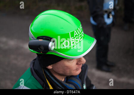 Barton Moss, Manchester, Royaume-Uni. 10 fév, 2014. M. Freeman Steve Spy, pairs, Dr Steven pairs un observateur légal arrêté quand il a refusé de fournir un échantillon d'haleine après les protestations des militants anti-gaz de schiste. Une opération de police par Greater Manchester Police continue au site de forage de l'IGAS à Barton Moss. Les manifestants cherchent à retarder et entraver la livraison des véhicules et des équipements de forage, en route vers le site d'exploration de gaz controversés. Les manifestants de fracturation ont mis en place un camp à Barton Moss Road, Eccles un potentiel d'extraction de gaz méthane-site à Salford, Greater Manchester. Banque D'Images