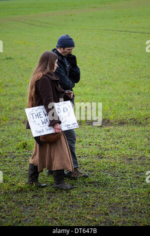 Barton Moss, Manchester, Royaume-Uni. 10 fév, 2014. Les protestations des militants anti-gaz de schiste et l'opération de maintien de l'un par Greater Manchester Police continue au site de forage de l'IGAS à Barton Moss. Les manifestants cherchent à retarder et entraver la livraison des véhicules et des équipements de forage, en route vers le site d'exploration de gaz controversés. Les manifestants de fracturation ont mis en place un camp à Barton Moss Road, Eccles un potentiel d'extraction de gaz méthane-site à Salford, Greater Manchester. Credit : Mar Photographics/Alamy Live News. Banque D'Images