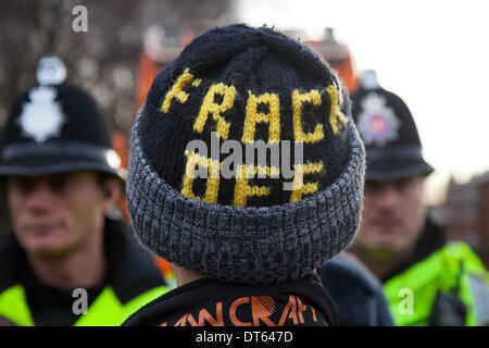 Barton Moss, Manchester, Royaume-Uni. 10 fév, 2014. Protestation Off fracturation police confronte. Les militants anti-gaz de schiste et une opération de police par Greater Manchester Police continue au site de forage de l'IGAS à Barton Moss. Les manifestants cherchent à retarder et entraver la livraison des véhicules et des équipements de forage, en route vers le site d'exploration de gaz controversés. Les manifestants de fracturation ont mis en place un camp à Barton Moss Road, Eccles un potentiel d'extraction de gaz méthane-site à Salford, Greater Manchester. Banque D'Images