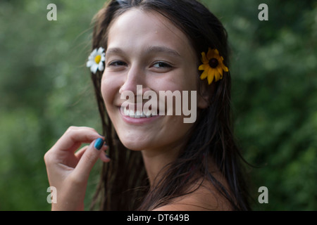 Adolescente portant des fleurs dans les cheveux Banque D'Images