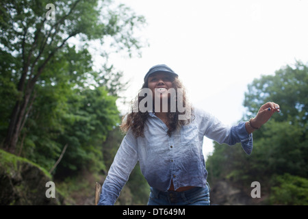 Teenage girl walking outdoors Banque D'Images