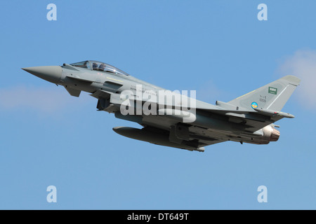 L'aviation militaire. L'Eurofighter Typhoon jet avion de chasse de la Royal Saudi Air Force et de l'escalade de vol au décollage Banque D'Images