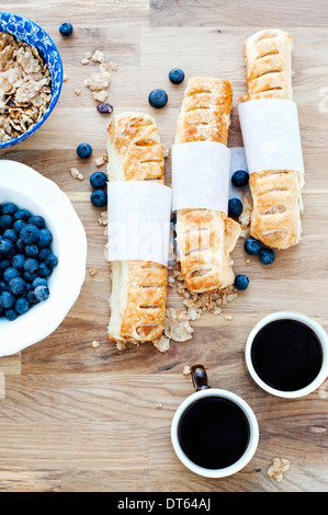 Des pâtisseries maison, des bleuets et du café noir Banque D'Images