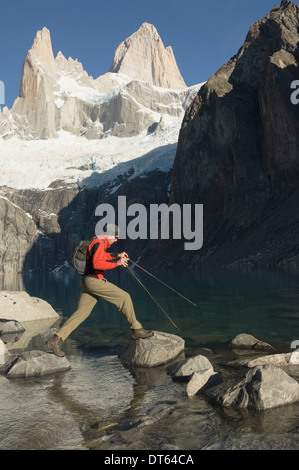 L'homme sur des tremplins, El Chalten, le Parc National Los Glaciares, Argentine Banque D'Images