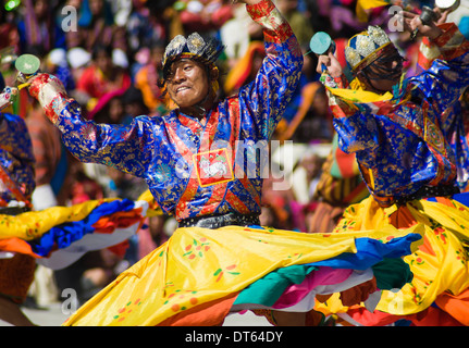 Le Bhoutan, l'Asie du Sud, Thimpu Dzong, danseurs masqués en costumes colorés dans la cour en festival. Banque D'Images