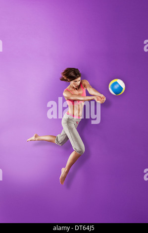 Volley-ball player hitting ball Banque D'Images