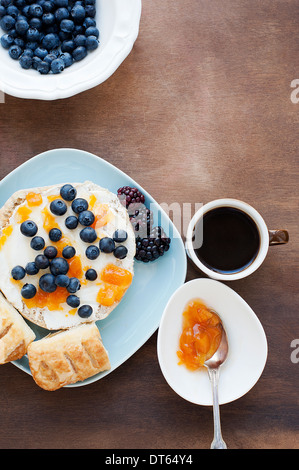 Dessert avec des bleuets, de la confiture et du café noir Banque D'Images