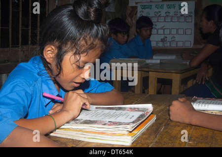 Le Bangladesh, Chittagong, Rowangchhari l'upazila de MRO, groupe ethnique minoritaire d'enfants assis à l'école primaire de classe. Banque D'Images