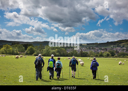 Les promeneurs sur la façon Winchcombe pendant le festival marche, Cotswolds, Royaume-Uni Banque D'Images