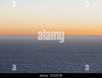 Une vue sur l'océan Pacifique et le coucher du soleil sur l'horizon. Banque D'Images