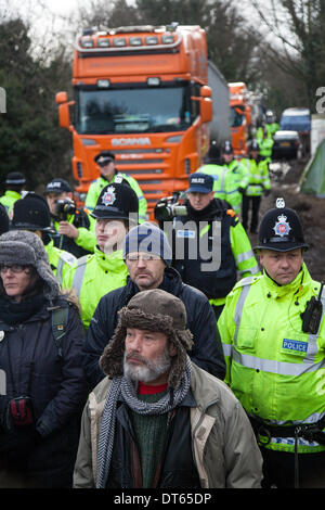 Barton Moss, Manchester, Royaume-Uni. 10 fév, 2014. Les protestations des militants anti-gaz de schiste et l'opération de maintien de l'un par Greater Manchester Police continue au site de forage de l'IGAS à Barton Moss. Les manifestants cherchent à retarder et entraver la livraison des véhicules et des équipements de forage, en route vers le site d'exploration de gaz controversés. Les manifestants de fracturation ont mis en place un camp à Barton Moss Road, Eccles un potentiel d'extraction de gaz méthane-site à Salford, Greater Manchester. Credit : Mar Photographics/Alamy Live News. Banque D'Images