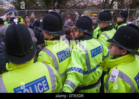 Barton Moss, Manchester, Royaume-Uni. 10 fév, 2014. Les protestations des militants anti-gaz de schiste et l'opération de maintien de l'un par Greater Manchester Police continue au site de forage de l'IGAS à Barton Moss. Les manifestants cherchent à retarder et entraver la livraison des véhicules et des équipements de forage, en route vers le site d'exploration de gaz controversés. Les manifestants de fracturation ont mis en place un camp à Barton Moss Road, Eccles un potentiel d'extraction de gaz méthane-site à Salford, Greater Manchester. Credit : Mar Photographics/Alamy Live News. Banque D'Images