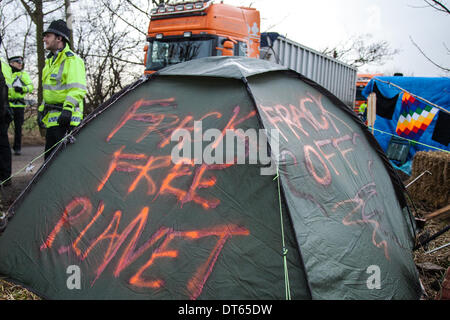 Barton Moss, Manchester, Royaume-Uni. 10 fév, 2014. Les protestations des militants anti-gaz de schiste et l'opération de maintien de l'un par Greater Manchester Police continue au site de forage de l'IGAS à Barton Moss. Les manifestants cherchent à retarder et entraver la livraison des véhicules et des équipements de forage, en route vers le site d'exploration de gaz controversés. Les manifestants de fracturation ont mis en place un camp à Barton Moss Road, Eccles un potentiel d'extraction de gaz méthane-site à Salford, Greater Manchester. Credit : Mar Photographics/Alamy Live News. Banque D'Images