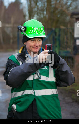 Barton Moss, Manchester, Royaume-Uni. 10 fév, 2014. M. Freeman Steve Spy, pairs, Dr Steven pairs un observateur légal arrêté quand il a refusé de fournir un échantillon d'haleine après les protestations des militants anti-gaz de schiste. Une opération de police par Greater Manchester Police continue au site de forage de l'IGAS à Barton Moss. Les manifestants cherchent à retarder et entraver la livraison des véhicules et des équipements de forage, en route vers le site d'exploration de gaz controversés. Les manifestants de fracturation ont mis en place un camp à Barton Moss Road, Eccles un potentiel d'extraction de gaz méthane-site à Salford, Greater Manchester. Banque D'Images