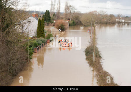 Les inondations de Gloucester, Royaume-Uni, 10 février 2014. La Loire Service d'incendie et de sauvetage ainsi que la région de la Severn Rescue Association sauvetage animaux résidents et de leurs maisons inondées à l'aide de bateaux dans B-5573 Lane après la pluie persistante a provoqué des inondations dans la région. Crédit : Tom Radford/Alamy Live News Banque D'Images