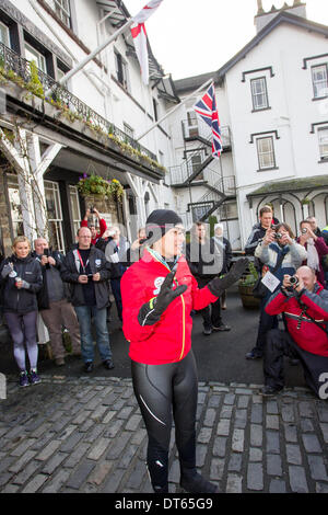 10 février 2013 UK Cumbria Davina McCall secours Sport défi JOUR 3 Photo appeler en dehors de la baie Wood bas sur le lac Windermere Hotel juste avant qu'elle chevauche de à Accrington après sa nage e Low Wood Bay Hotel à l'extérieur sur le lac Windermere juste avant qu'elle chevauche de à Accrington après son nager à travers le lac Davina - Au-delà de Point de rupture commence la journée à nager dans le lac Windermere à l'atterrissage à l'Low Wood Bay Marina, sur le lac Windermere, Parc National de Lake District Davina McCall est en marche, la natation et la randonnée de plus de 500 milles, de Paris à Londres, en sept jours seulement pour le sport Relief Banque D'Images