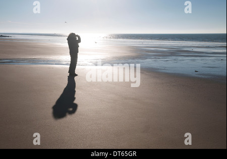 Personne l'observation des oiseaux sur la plage, Normandie, France Banque D'Images