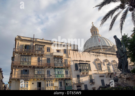 Rue de l'ouest et le dôme de l'église des Carmes, La Valette, Malte Banque D'Images