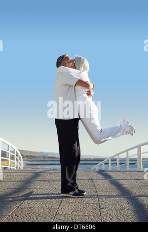 Man lifting woman up Banque D'Images