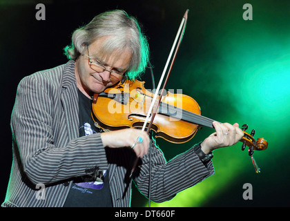 La musique, cordes, violon, Chris Leslie de Fairport Convention jouant du violon à l'édition 2011 du Festival Cropredy dans l'Oxfordshire. Banque D'Images