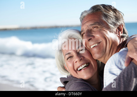 Portrait of happy couple de seaside