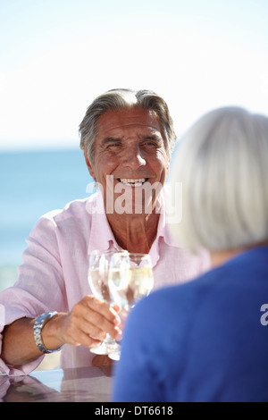 Couple enjoying wine par station Banque D'Images