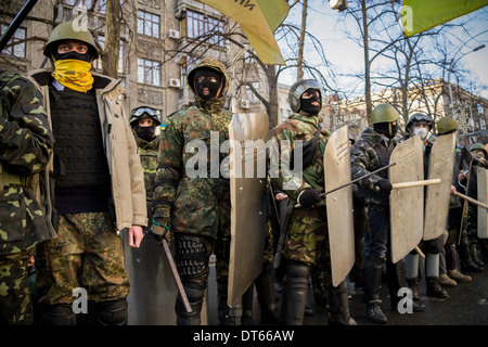 Les membres du bataillon d'Azov à Kiev durant l'Euromaidan les manifestations anti-gouvernementales en Ukraine. Banque D'Images