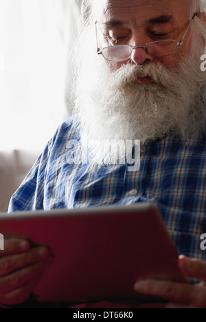 Senior man using digital tablet Banque D'Images