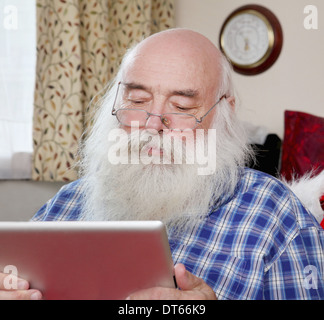 Senior man using digital tablet Banque D'Images