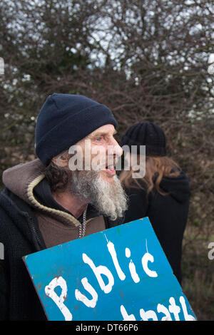 Barton Moss, Manchester, Royaume-Uni. 10 fév, 2014. Droit de passage sur Barton Moss Road où les protestations des militants anti-fracturation hydraulique et d'une opération de police par Greater Manchester Police continue au site de forage de l'IGAS à Barton Moss. Les manifestants cherchent à retarder et entraver la livraison des véhicules et des équipements de forage, en route vers le site d'exploration de gaz controversés. Les manifestants de fracturation ont mis en place un camp à Barton Moss Road, Eccles un potentiel d'extraction de gaz méthane-site à Salford, Greater Manchester. Credit : Mar Photographics/Alamy Live News. Banque D'Images