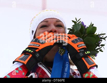 Sochi, Russie. 10 février 2014. Super-Combination pour les femmes, le ski de descente. Placé pour la première fois Maria Hoefl-Riesch d'Allemagne célèbre pendant la cérémonie des fleurs : Action Crédit Plus Sport Images/Alamy Live News Banque D'Images