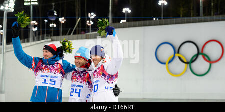 Sochi, Russie. 8 février 2014. À partir de la droite : troisième placé biathlonist tchèque Jaroslav Soukup, vainqueur de la Norvège est Ole Einar Bjoerndalen et deuxième places Autriche's Dominik Landertinger célèbre après le biathlon hommes sprint 10k au Jeux Olympiques d'hiver de 2014, le 8 février 2014, à la Pierre Saint Martin, la Russie. (CTK Photo/Vondrous Romain/Alamy Live News) Banque D'Images