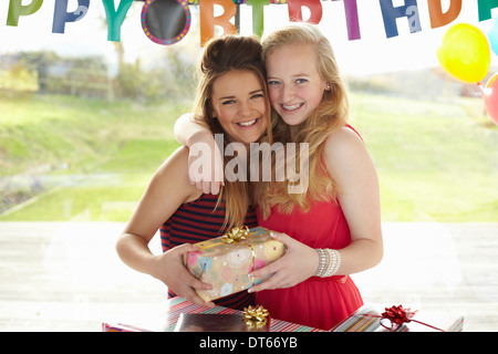 Adolescente et ami avec le cadeau d'anniversaire Banque D'Images