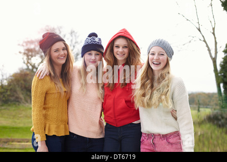 Portrait de quatre adolescentes de chapeaux tricotés Banque D'Images