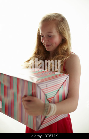 Portrait of teenage girl holding grand cadeau d'anniversaire Banque D'Images