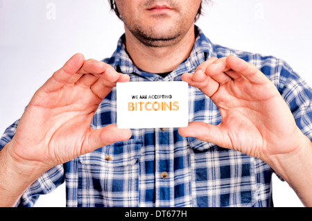L'homme en tenant la carte avec des bitcoins acceptant de signer Banque D'Images