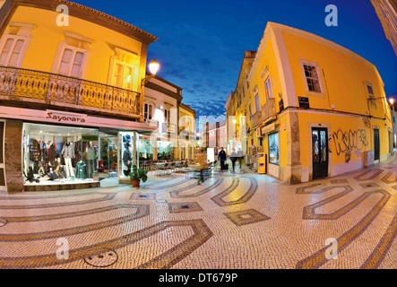 Le Portugal, l'Algarve : illumination nocturne du centre historique de Faro Banque D'Images