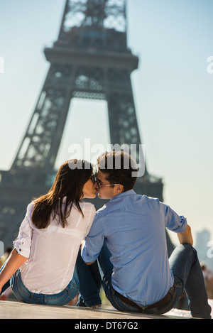 Jeune couple kissing in front of Eiffel Tower, Paris, France Banque D'Images