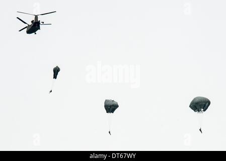 Grafenwoehr, Allemagne. 10 fév, 2014. L'Armée américaine de parachutistes sauter d'un hélicoptère au-dessus de la zone d'entraînement à Grafenwoehr, Allemagne, 10 février 2014. Environ 350 soldats est passé de environ 330 mètres au-dessus du niveau de la mer d'un hélicoptère militaire. La formation prépare la 173e Brigade aéroportée pour d'autres opérations. L'unité a déjà été employé dans les zones de guerre en Irak et en Afghanistan. Photo : ARMIN WEIGEL/dpa/Alamy Live News Banque D'Images