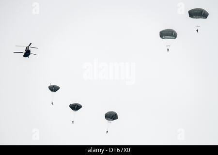 Grafenwoehr, Allemagne. 10 fév, 2014. L'Armée américaine de parachutistes sauter d'un hélicoptère au-dessus de la zone d'entraînement à Grafenwoehr, Allemagne, 10 février 2014. Environ 350 soldats est passé de environ 330 mètres au-dessus du niveau de la mer d'un hélicoptère militaire. La formation prépare la 173e Brigade aéroportée pour d'autres opérations. L'unité a déjà été employé dans les zones de guerre en Irak et en Afghanistan. Photo : ARMIN WEIGEL/dpa/Alamy Live News Banque D'Images