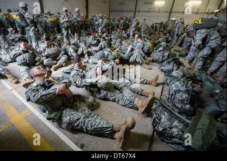 Grafenwoehr, Allemagne. 10 fév, 2014. L'armée de parachutistes nous attendre à entrer dans un hélicoptère à la zone d'entraînement à Grafenwoehr, Allemagne, 10 février 2014. Environ 350 soldats est passé de environ 330 mètres au-dessus du niveau de la mer d'un hélicoptère militaire. La formation prépare la 173e Brigade aéroportée pour d'autres opérations. L'unité a déjà été employé dans les zones de guerre en Irak et en Afghanistan. Photo : ARMIN WEIGEL/dpa/Alamy Live News Banque D'Images