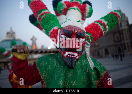 Un danseur de Chocaman, Veracruz, vêtu comme un diable rouge, des danses à la basilique Notre Dame de Guadalupe au Mexique Banque D'Images