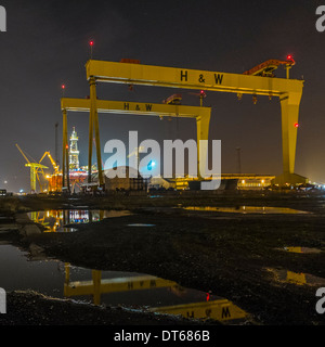 Une vue nocturne du chantier de grues, surnommé Samson et Goliath, au chantier naval Harland and Wolff de Belfast. Banque D'Images