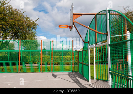 Basket-ball en plein air dans un parc Banque D'Images