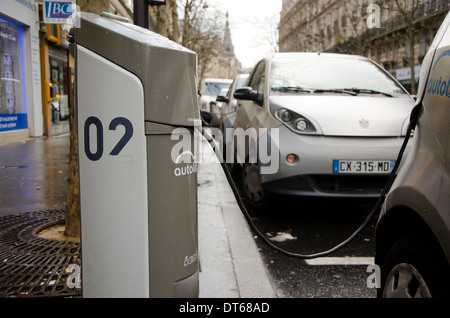 Autolib, un service de partage de voiture électrique à une station de charge à Paris, France. Banque D'Images