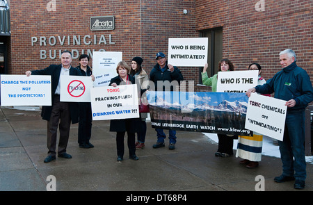 Le Canada, l'Alberta, Cardston, anti-fracking protestataires manifester devant la Cour provinciale de l'Alberta à l'appui de Lois Frank. Banque D'Images
