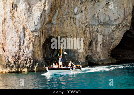 Petit bateau contre mur falaise, Capri, Campanie, Italie, Europe Banque D'Images