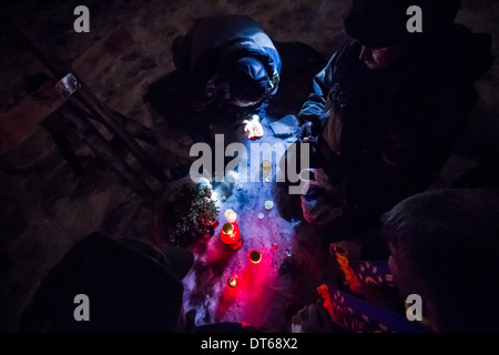 L'Ukraine Euromaidan proteste : vigile de nuit sur les barricades à Kiev, Ukraine. Banque D'Images